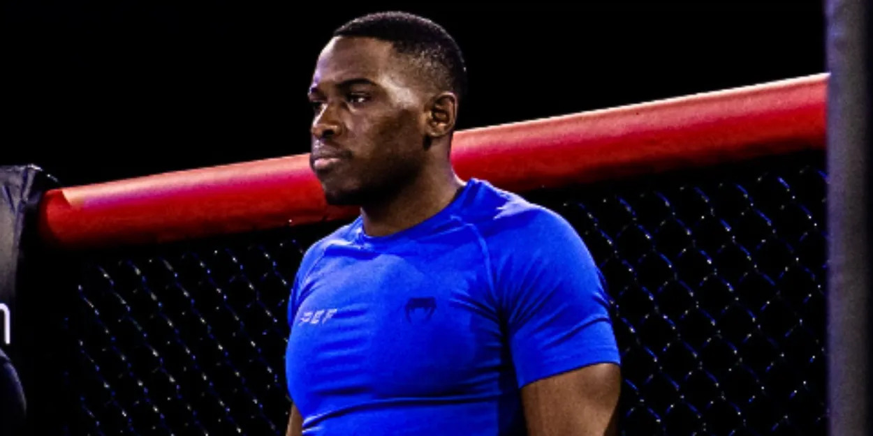 Lionel Konda dans une cage lors d'un combat de MMA